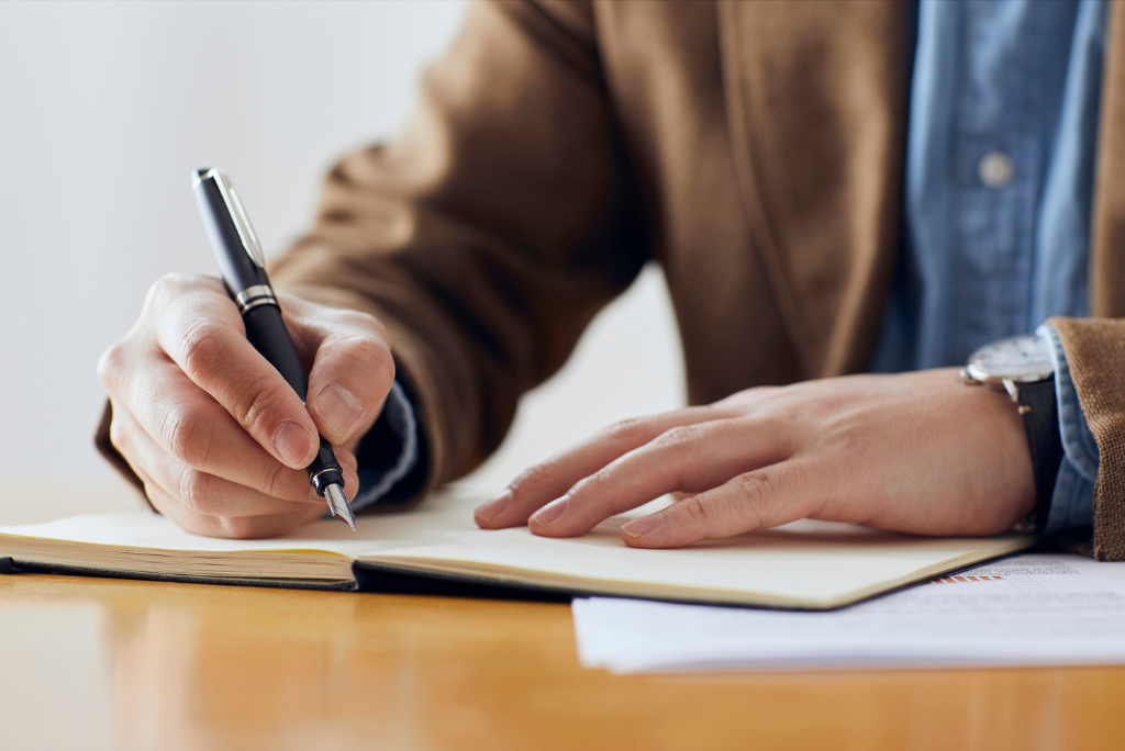 Pessoa assinando testamento